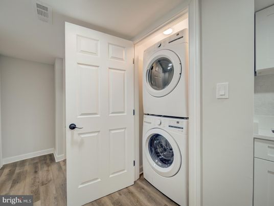 Interior, Utility Closets, Washer, Wood Texture Flooring