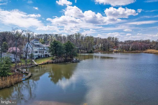 Exterior, Lake