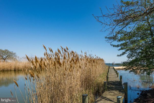 Exterior, Lake