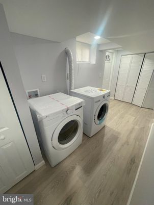 Interior, Recessed Lighting, Washer, Wood Texture Flooring
