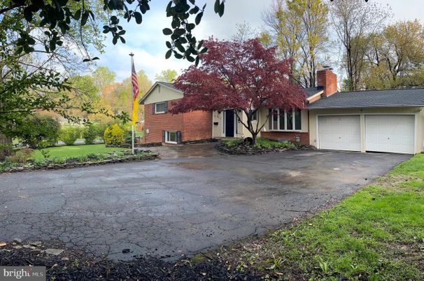 Attached, Detached Garage, Exterior, Facade, Brick Facade, Split Level