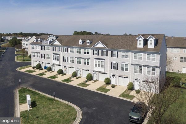 Attached, Exterior, Facade, Rowhouse