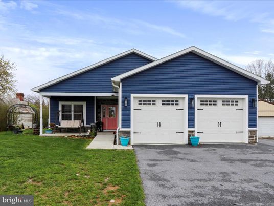 Attached, Exterior, Facade, American Craftsman