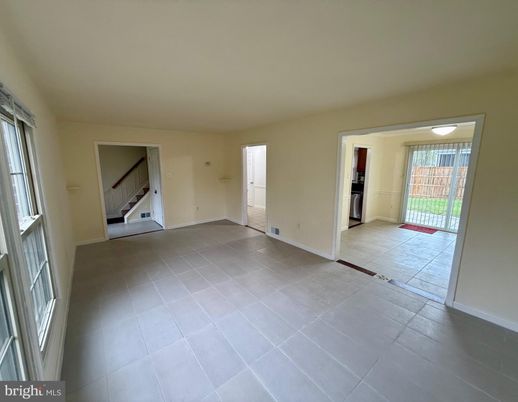 Empty room, Interior