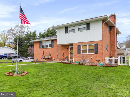 Exterior, Facade, Brick Facade, Split Level