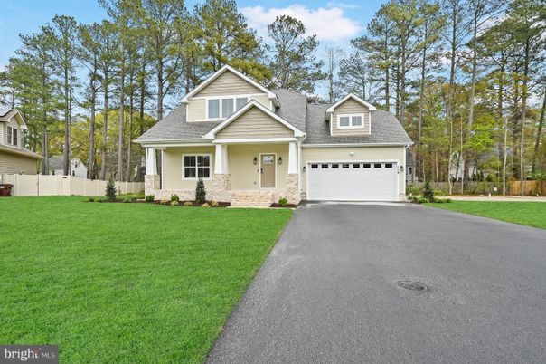 Attached, Exterior, Facade, Cape Cod