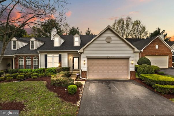 Attached, Exterior, Facade, Ranch