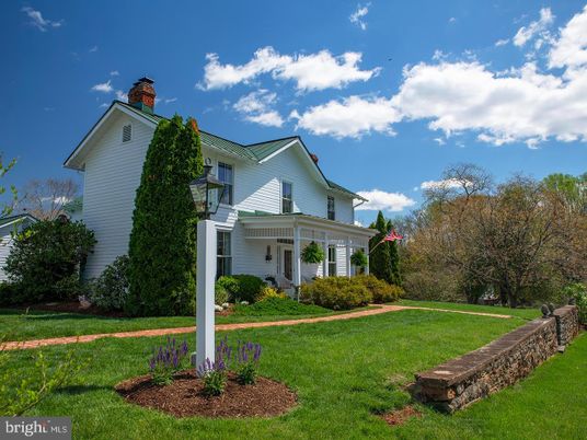 Exterior, Facade, Farmhouse