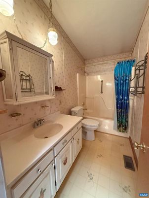 Bathroom, Dual Sink Vanities, Interior, Pendant Lights