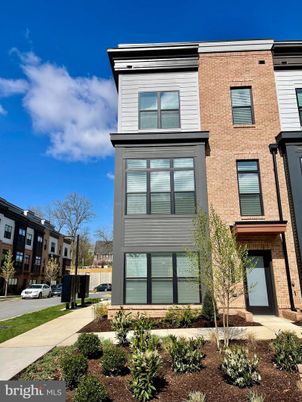 Exterior, Facade, Brick Facade, Rowhouse