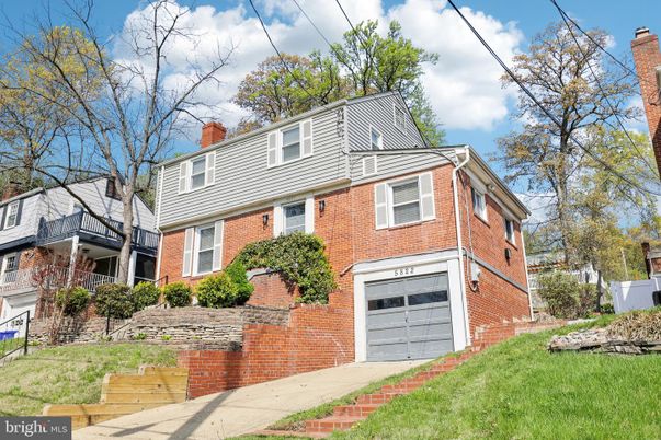 Attached, Exterior, Facade, Brick Facade, American Foursquare