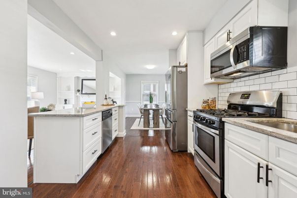 Dining room, Interior, Kitchen, Recessed Lighting, Stainless Steel Appliances, Wood Texture Flooring