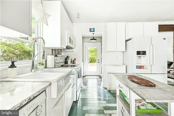 Interior, Kitchen, Pendant Lights, Wood Texture Flooring