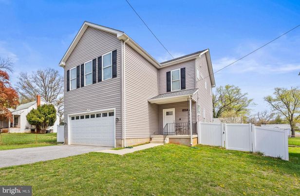 Attached, Exterior, Facade, Farmhouse