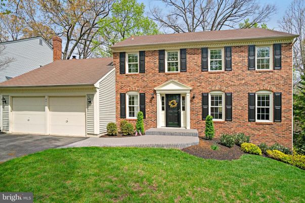 Attached, Exterior, Facade, Brick Facade, Georgian