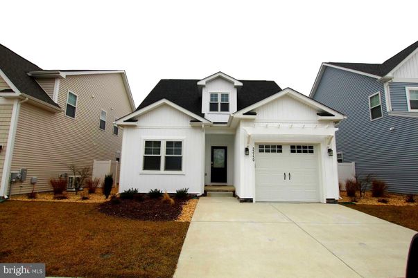 Attached, Exterior, Facade, Farmhouse