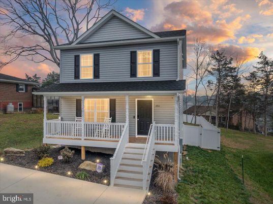 Exterior, Facade, American Foursquare