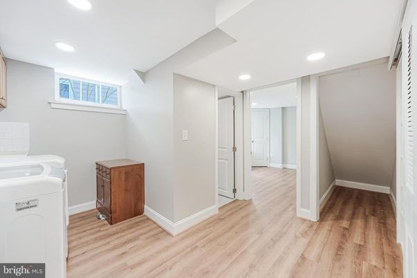 Interior, Recessed Lighting, Washer, Wood Texture Flooring