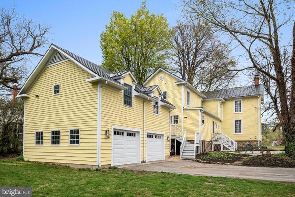 Attached, Exterior, Facade, Farmhouse