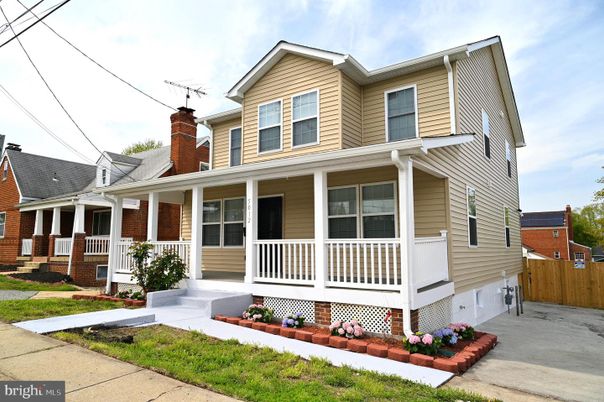 Exterior, Facade, Queen Anne Victorian