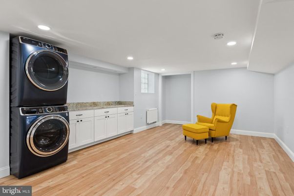 Interior, Recessed Lighting, Washer, Wood Texture Flooring