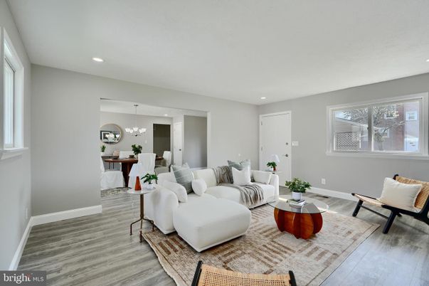Chandelier, Dining room, Interior, Living room, Recessed Lighting, Wood Texture Flooring
