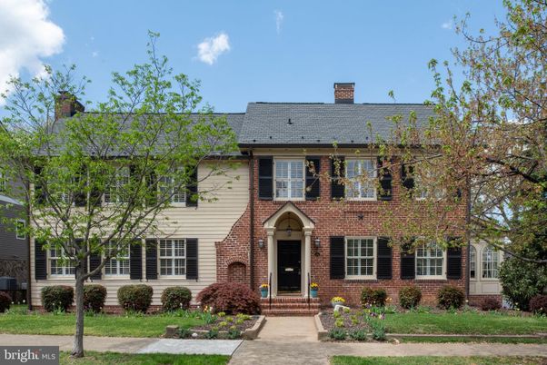 Exterior, Facade, Brick Facade, Georgian