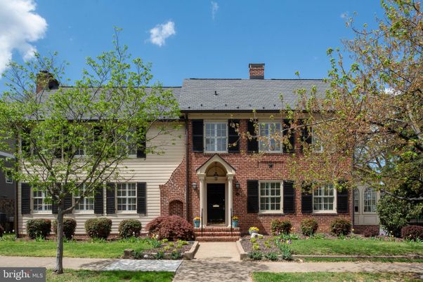 Exterior, Facade, Brick Facade, Georgian