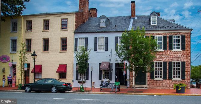 Exterior, Facade, Brick Facade, Georgian