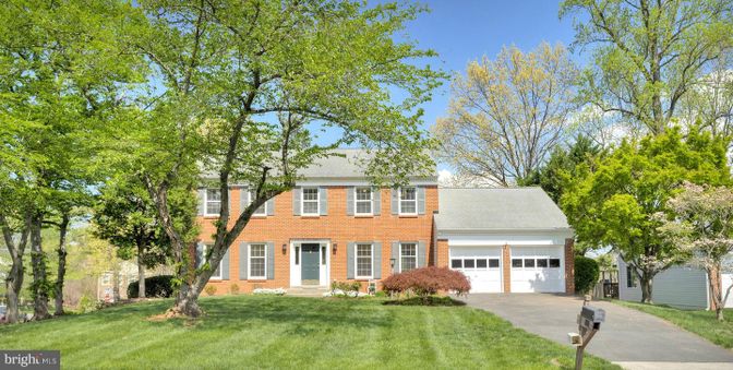 Attached, Exterior, Facade, Brick Facade, Georgian