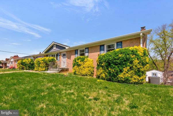 Backyard, Exterior, Facade, Brick Facade, Cape Cod