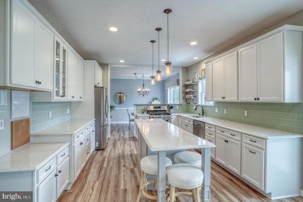 Chandelier, Dining room, Interior, Kitchen, Pendant Lights, Recessed Lighting, Stainless Steel Appliances, Wood Texture Flooring