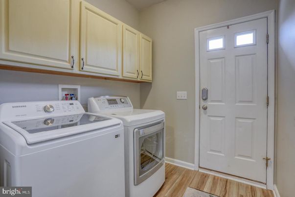 Interior, Washer, Wood Texture Flooring