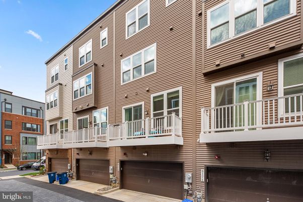 Attached, Exterior, Facade, Rowhouse