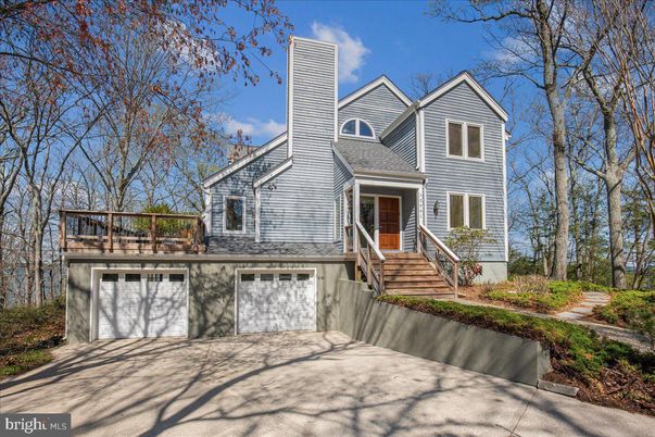 Attached, Exterior, Facade, Queen Anne Victorian