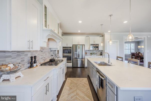 Dining room, Interior, Kitchen, Pendant Lights, Recessed Lighting, Stainless Steel Appliances, Wood Texture Flooring