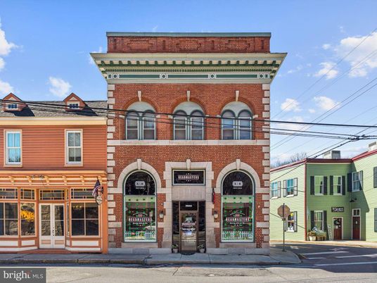 Exterior, Facade, Brick Facade, Georgian