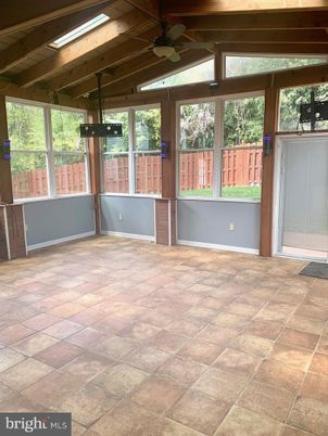Empty room, Interior, Sun Room, Wooden Beams