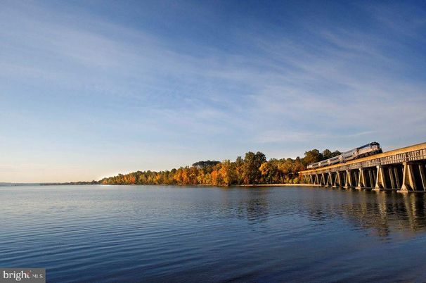 Exterior, Lake