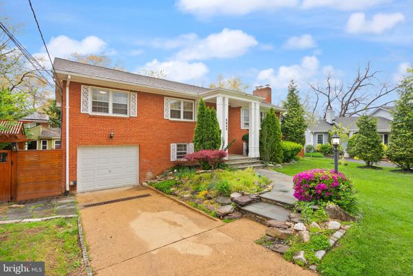 Attached, Exterior, Facade, Brick Facade, Split Level