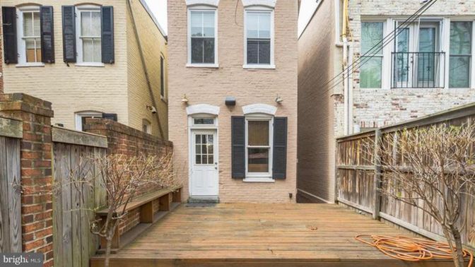 Exterior, Facade, Brick Facade, Rowhouse