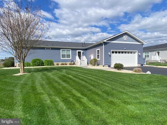 Attached, Exterior, Facade, Ranch