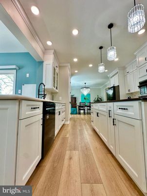 Chandelier, Dining room, Interior, Kitchen, Pendant Lights, Recessed Lighting, Wood Texture Flooring