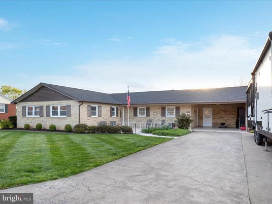 Exterior, Facade, Ranch