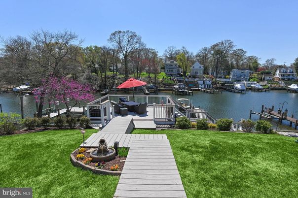 Exterior, Lake