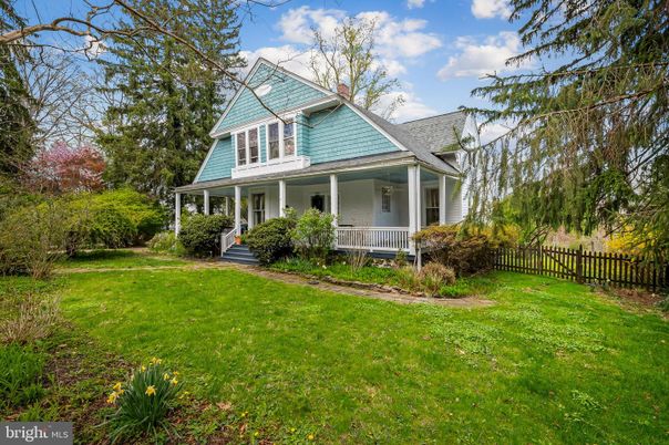 Backyard, Exterior, Facade, Queen Anne Victorian