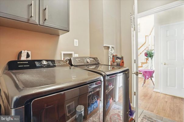 Interior, Washer, Wood Texture Flooring
