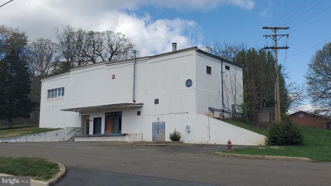 Exterior, Facade, Modern