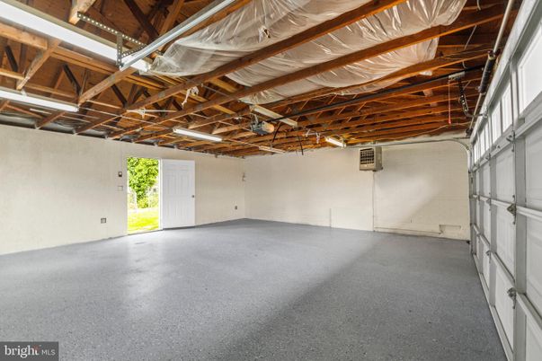 Empty room, Interior, Wooden Beams
