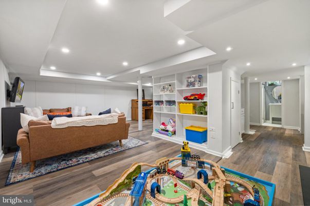 Interior, Recessed Lighting, Wood Texture Flooring